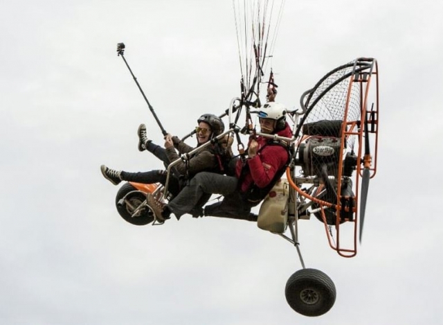  Carregando uma câmera na mão em um paramotor 